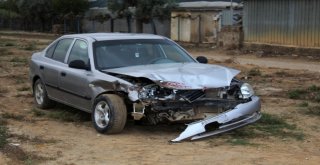 İzmirde İki Otomobil Çarpıştı: 7 Yaralı