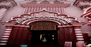 Hint Okyanusunun Ortasında Kırmızı Mescit