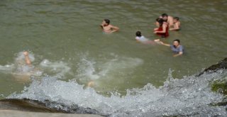 Sıcaktan Bunalanlar, Şelalelere Akın Etti