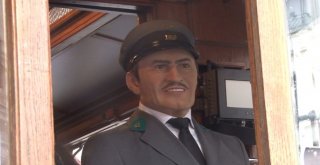 İstiklalde Balmumu Vatman Heykeli Nostaljik Tramvaya Renk Kattı