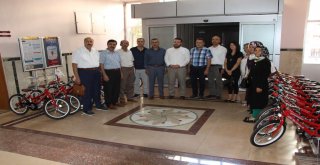 Elazığda Öğrencilere Bisiklet Dağıtıldı