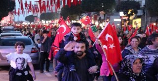 Yalovada, Cumhuriyet Yürüyüşü Ve Fener Alayı Coşkusu