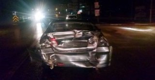 Kırmızı Işıkta Bekleyen Otomobile Minibüs Çarptı: 2 Yaralı