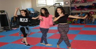 Yazın Keyfini Dans Ederek Çıkarıyorlar