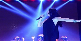 Hande Yener Ve Ece Seçkinden Muhteşem Performans