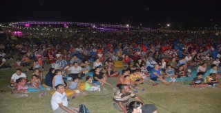 Aliağada Çimlerin Üzerinde Sinema Keyfi