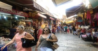 Tarihi Kemeraltı Çarşısında Bayram Hareketliliği