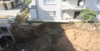 İnşaat Kazısı 4 Katlı Apartmana Zarar Verdi