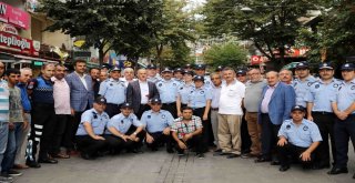 Bağcılar Belediyesi Zabıta Personeli Esnafa Ve Vatandaşa Karanfil Dağıttı