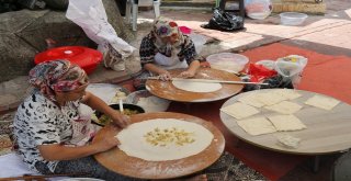 (Özel) Ev Hanımları, Gözleme Satarak Futbol Takımına Destek Sağlıyor