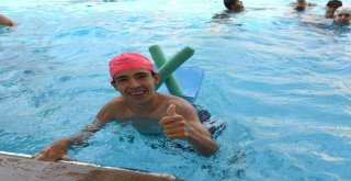 Çukurovada Yüzmeye Engel Yok