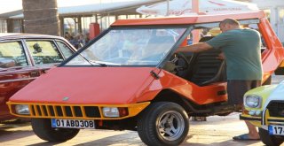Klasik Otomobillerle Fotoğraf Çektirmek İçin Birbirleriyle Yarıştılar