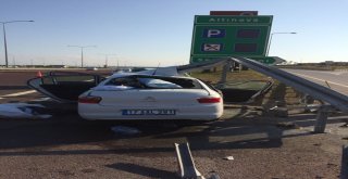 Otobanda Bariyerlere Ok Gibi Saplandı: 3 Kişi Öldü
