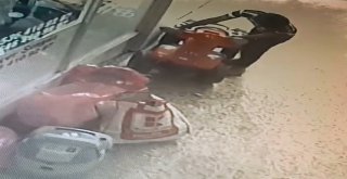 Oyuncak Akülü Atvyi Dükkan Önünden Çaldı