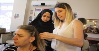 Savaştan Kaçan Suriyeli Kadınlar, Kuaför Olma Hayali Kuruyor