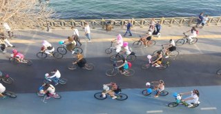 Süslü Kadınlar Egzoz Gazına Karşı Pedalladı
