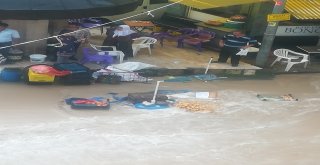 Sandıklıda Sağanak Yağış Pazar Yerini Sular Altında Bıraktı