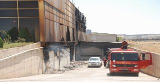 Diyarbakırda Mobilya Deposundaki Yangını Soğutma Çalışmaları Devam Ediyor