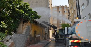 Akdenizde Metruk Binaların Yıkımı Devam Ediyor