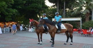 Atlı Jandarmalar Tatilcilerin İlgi Odağı