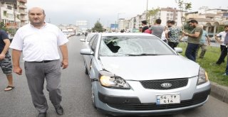 Gözlüğü Ve Şapkası Otomobilin Camına Yapıştı