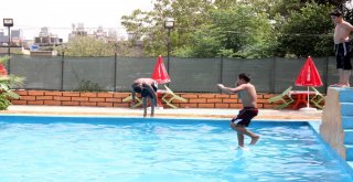 Sıcaktan Bunalan Türk Ve Suriyeli  Gençler Havuzda Yüzerek Serinliyor