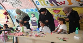 Suriyede Savaşta Annelerini Kaybeden Çocukların Saçlarına İlk Kez Örgü Yapıldı