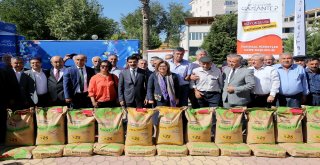 Büyükşehirin Çiftçilere Desteği Sürüyor