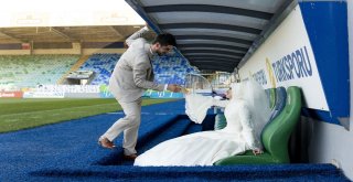 Düğün Fotoğraflarını Stadyumda Çektirdiler