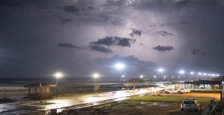 Şimşekler Gökyüzünü Böyle Aydınlattı