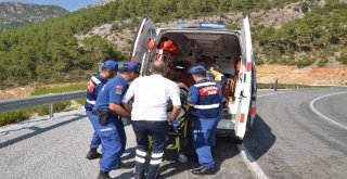 Direksiyon Hakimiyetini Kaybeden Sürücü Bariyerlere Çarptı :1 Yaralı