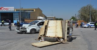 Ticari Araç İle Kamyonetin Çarpışma Anı Güvenlik Kamerasına Yansıdı