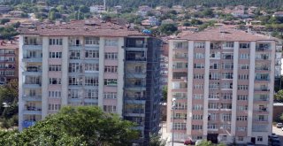 Tehlikeye Aldırış Etmeden Çatı Aktardılar