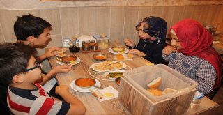 Sabah Namazına Camiye Gelen Çocuklara Çorba İkram Ediyor