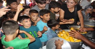 Yoksul Çocuklara Top, Mısır, Pamuk Şeker Ve Kırtasiye Dağıtımında İzdiham