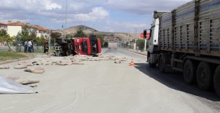 Afyonkarahisarda Çimento Yüklü Tır Devrildi