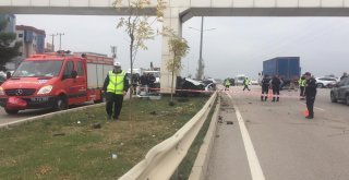 Otomobiliyle Üst Geçide Çarpan Kadın Sürücü Hayatını Kaybetti