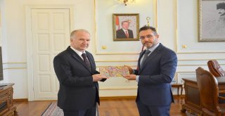 Avustralyalı Konsolosa, Karacakılavuz El Dokuması Hediye Edildi