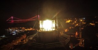 Balıkçı Tekneleri, İstanbul Boğazının Eşsiz Gece Manzarasıyla Birleşti