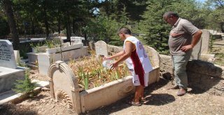 Elazığda Arefe Günü Mezarlıklar Doldu Taştı