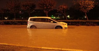 İstanbulda Araçlar Yağmur Sularında Mahsur Kaldı