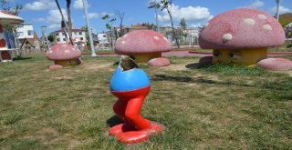 Parklardaki Oyun Gruplarını Tahrip Ettiler