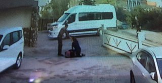 Okula Giderken Anne Ve Kızına Sokak Köpeği Saldırdı