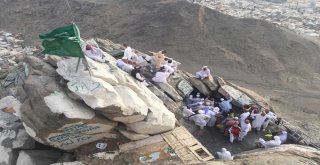 Hacı Adaylarının Hira Dağına Zorlu Tırmanışı