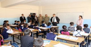 Vali Toprak, Irak Sınırındaki Köyleri Ziyaret Etti