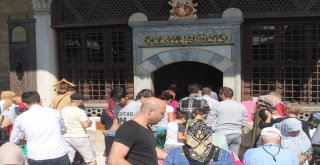 Binlerce Yerli Yabancı Turist Mevlana Hazretlerinin Türbesine Akın Etti