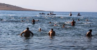 Bodruma 1 Mil Uzaklıktaki Adaya Yüzerek Ulaşıp, Dev Türk Bayrağı Açtılar