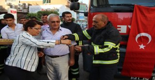 Yangına Gelen İtfaiyecilere Çiçekli Ve Baklavalı Karşılama