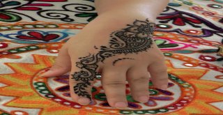 (Özel) Hint Dizilerinden Görüp Kına Tasarımı Yapmaya Başladı