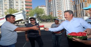 Başkan Palancıoğlundan Asfalt Ekibine Karpuz İkram Etti